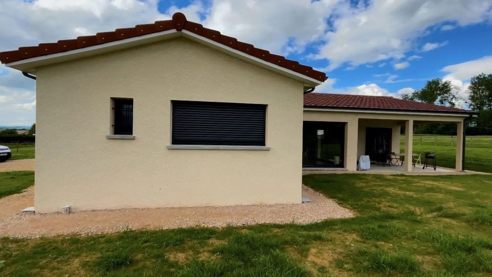 Villa en L avec terrasse couverte à Reyssouze à REYSSOUZE