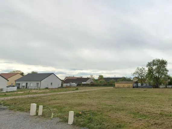Terrain à bâtir de 613 m² à MONTBEUGNY (03)