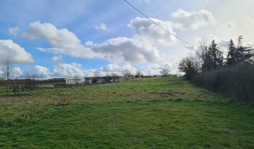 Terrain à bâtir de 1547 m² à LUSIGNY (03)