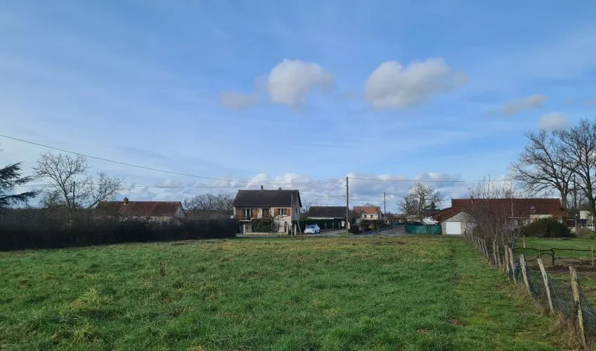 Terrain à bâtir de 1547 m² à LUSIGNY (03)