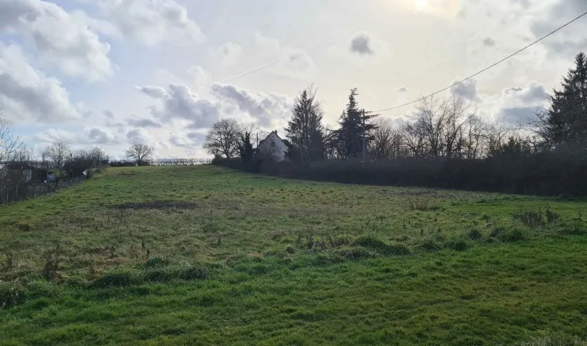 Terrain à bâtir de 1547 m² à LUSIGNY (03)