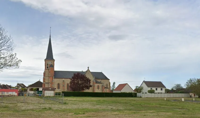 Terrain à bâtir de 738 m² à MONTBEUGNY (03)