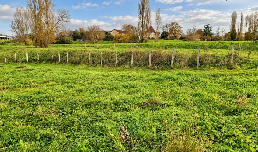 Terrain à bâtir de 627 m² à PARAY-LE-MONIAL (71)