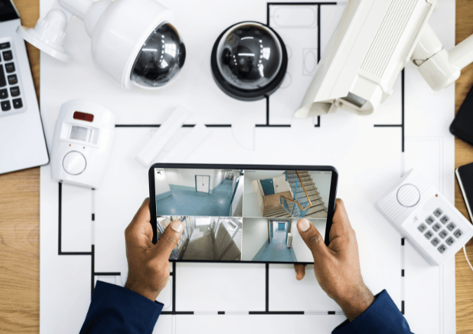 Homme sur une tablette avec des caméras de surveillance