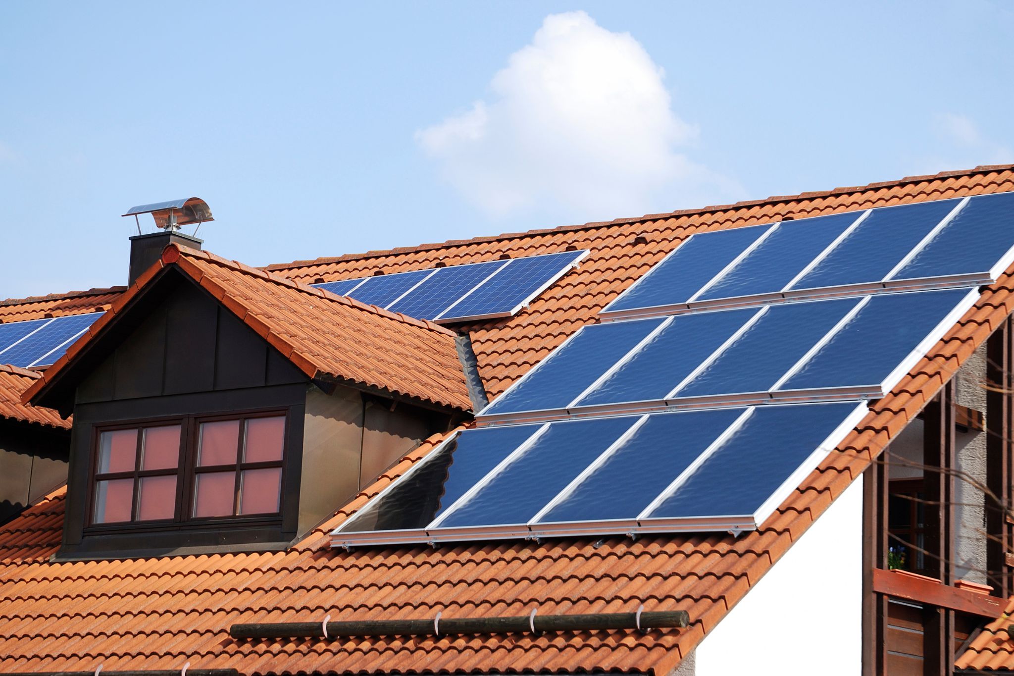 panneaux photovoltaïques sur le toit d'une maisons