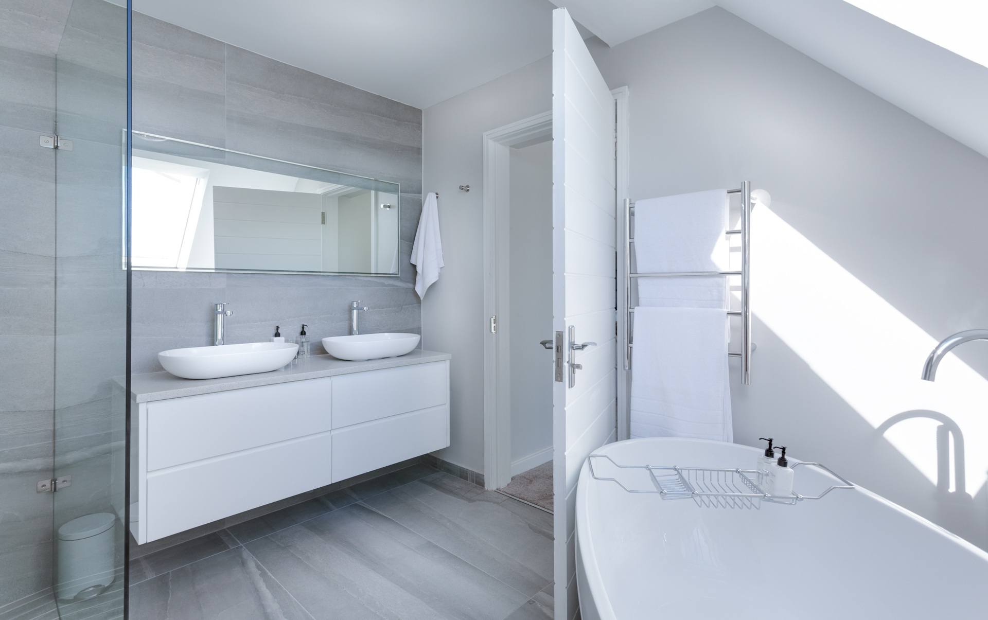 salle de bain moderne blanche avec douche et baignoire